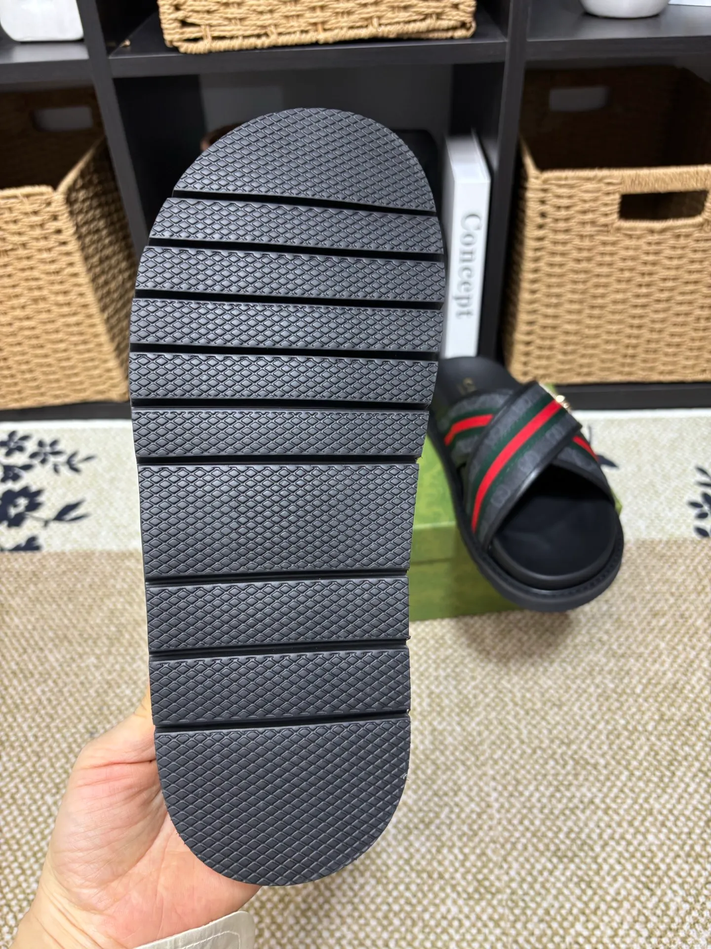 Factory 💰 300 yuan Gucci slippers] high-end men's shoes brand official website 1:1 latest masterpiece: original mold customization, the fabric is made of imported original materials, upgraded outsole, lighter and non-slip. The market's top quality, simple yet tasteful, a must-have for fashionistas, fashionable at your feet, full of confidence, the same style at the counter 👍The season of summer slippers is here. Code: 38-45 (45 customized)